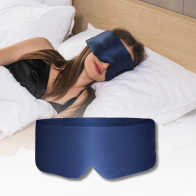 Femme avec un masque de sommeil profond et un masque exposé